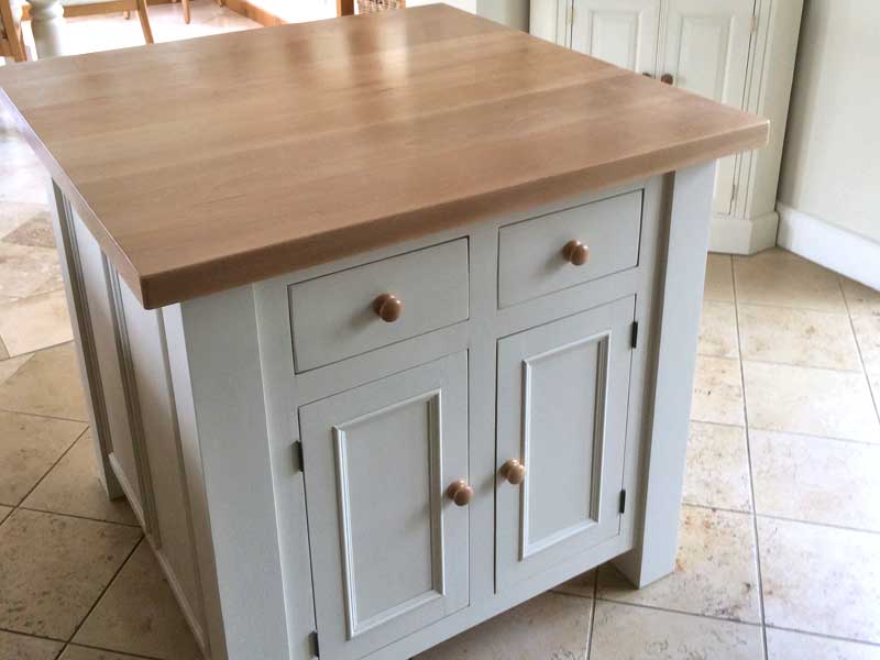 Kitchen islands available to suit your kitchen, made with solid wood oak or pine can supply to anywhere in the UK